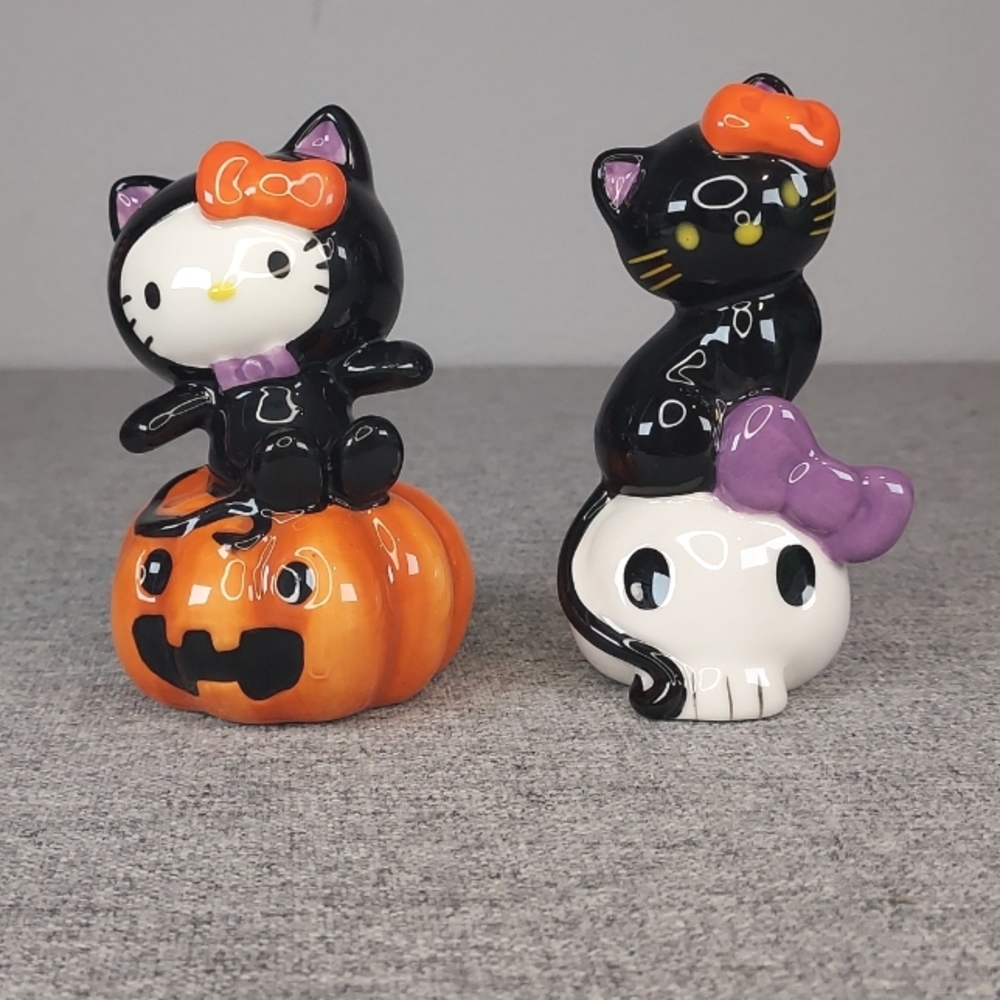 Sanrio Hello Kitty and Friends Pumpkin & Skull Duo Salt Pepper Shaker Set NWT